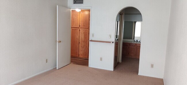 Building Photo - 3 bedroom 2 bathroom townhome available fo...
