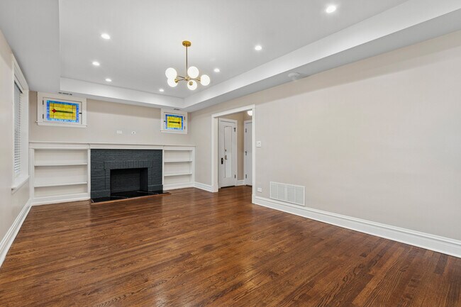 Building Photo - 4932 N Ridgeway Ave