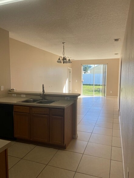 Building Photo - 628 Madina Cir