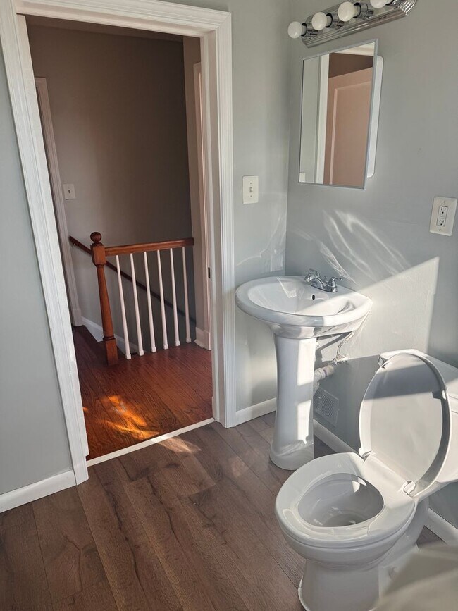 Building Photo - 2 Bedroom  Townhome in Belair-Edison!