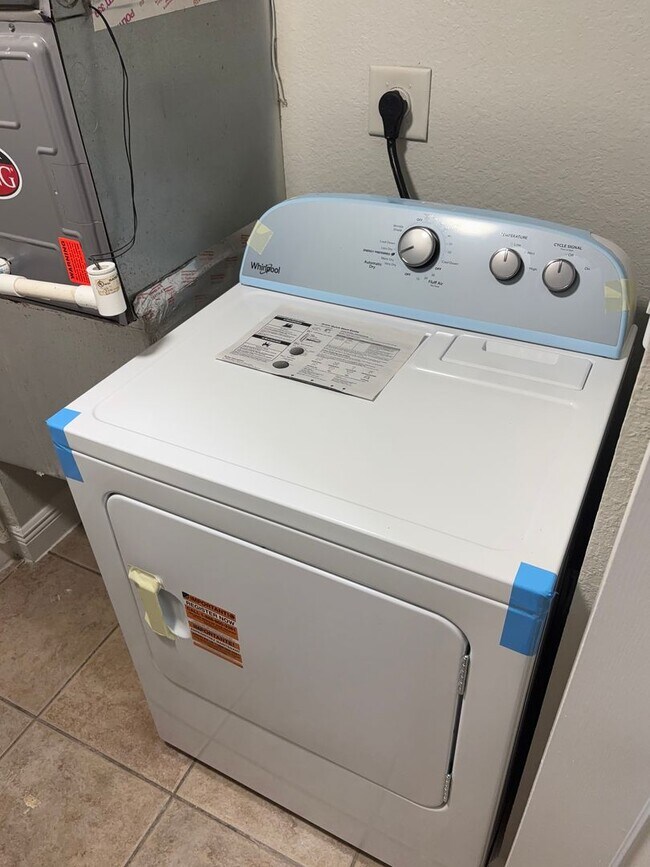 Building Photo - Up to 2 Months Free! Spacious 2/2 Corner Lake View Unit in Coral Springs!