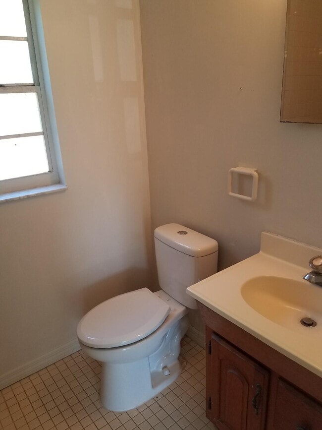 Building Photo - 1222 Dewey Ave