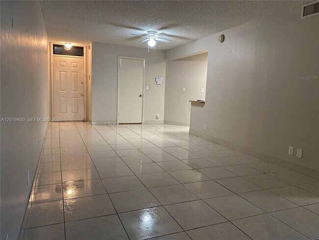 Building Photo - 210 Lake Pointe Dr