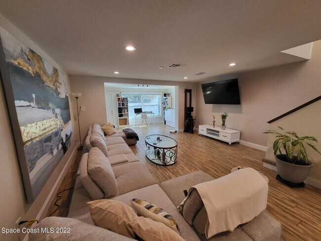 Building Photo - 335 Paradise Blvd