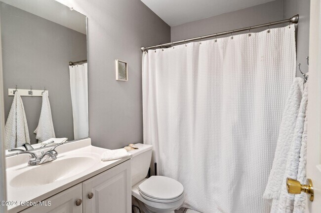 Building Photo - 9 Oxford Dr