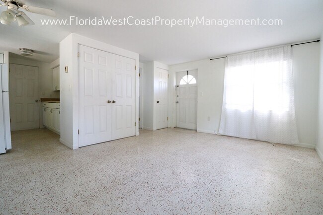 Building Photo - STUDIO /EFFICIENCY -UNIT AVAILABLE! STICKN...