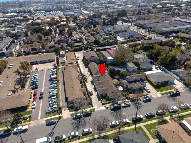 Building Photo - 679 Center St