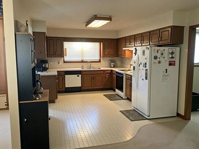 Building Photo - Lovely & Spacious 3 Bedroom, 2.5 Bath Home Ranch-Style Home with 2 car Attached Garage in SE Love...