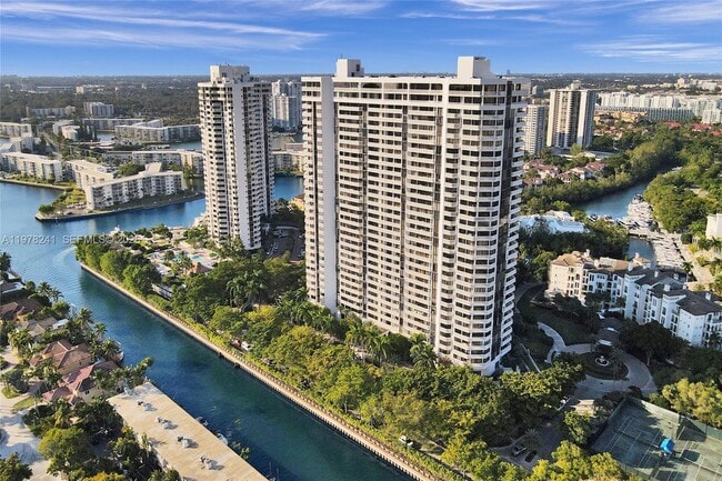 Building Photo - 2000 Island Blvd