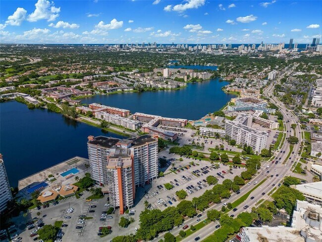 Building Photo - 1301 NE Miami Gardens Dr