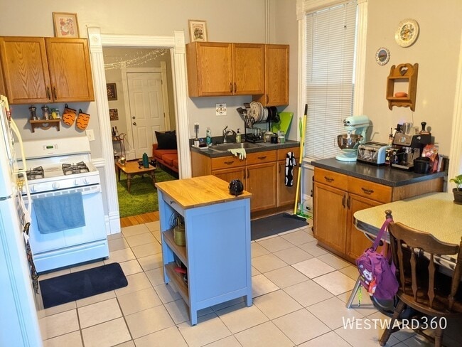 Building Photo - 3642 N Damen Ave