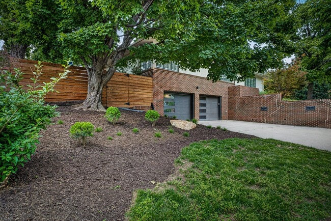 Building Photo - 1624 W 50th St