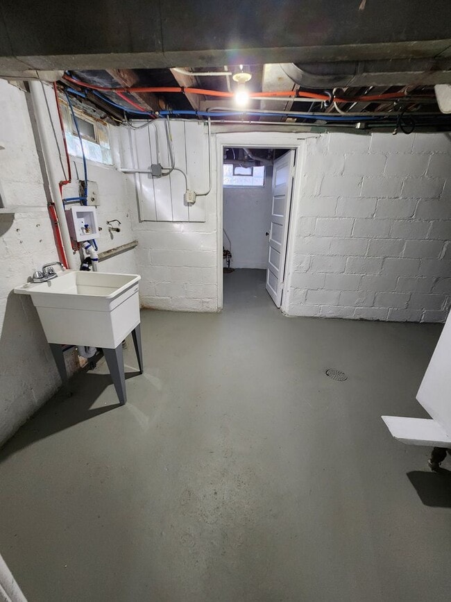 Building Photo - Large Glen Park Home