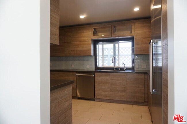 Building Photo - 221 N Bowling Green Way