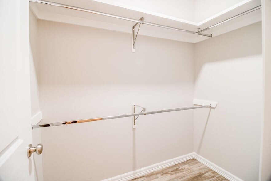 Building Photo - 905 W Sunset Valley St