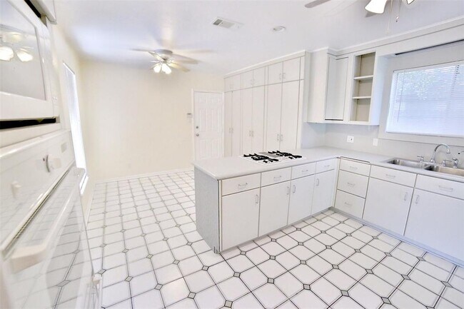 Building Photo - 1434 Pirates Cove
