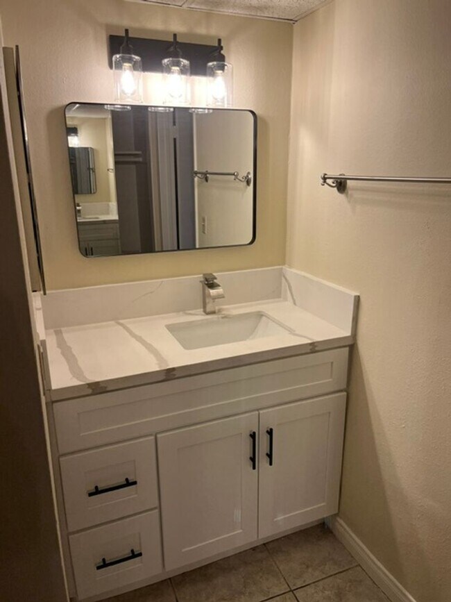 Building Photo - 1 Bedroom, 1 Bathroom North Hollywood Condominium for Lease!