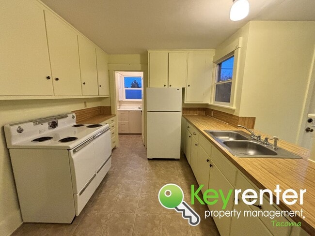 Building Photo - One Bedroom Triplex Unit in the Heart of Tacoma’s Proctor District!