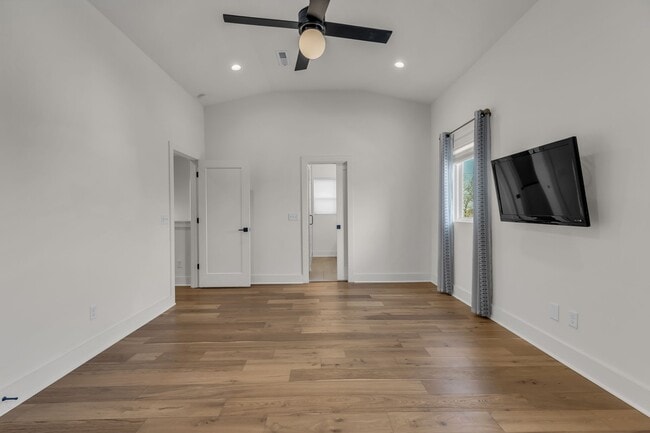 Building Photo - 715 32nd Ave N