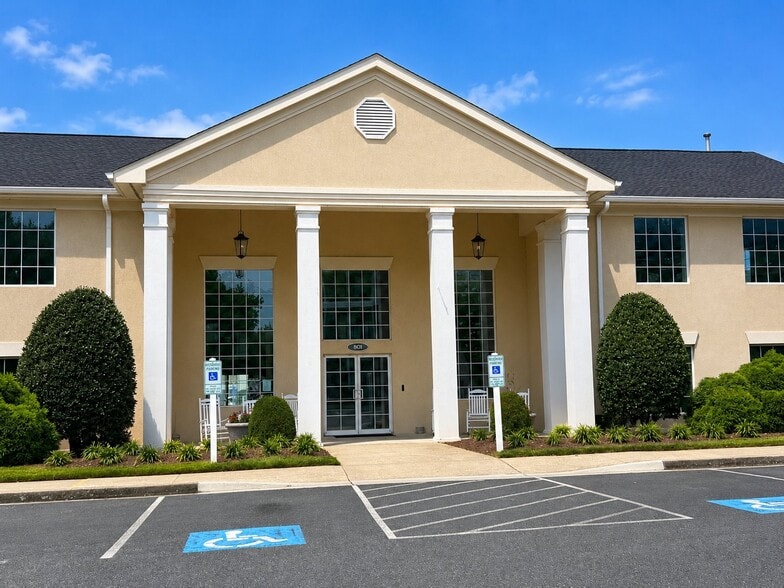 Building Photo - 811 Brassie Ln