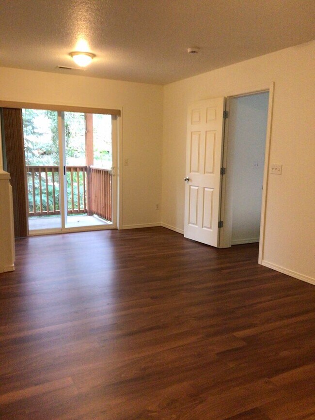 Building Photo - Spacious 3 Bedroom Duplex in Washougal