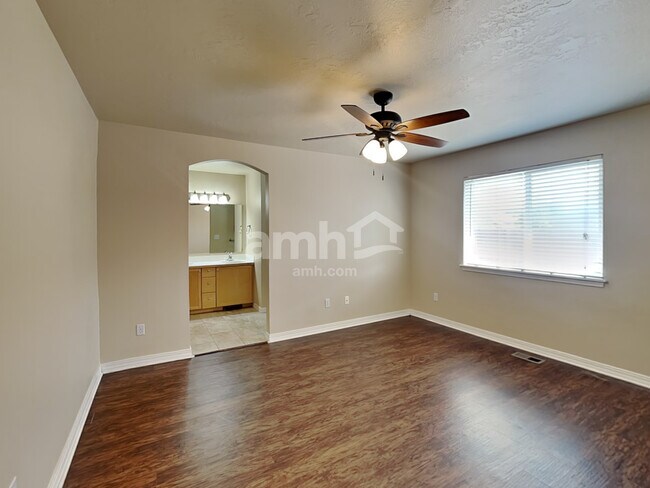Building Photo - 290 N Taurus Way