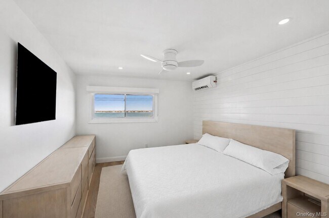 Building Photo - 585 Dune Rd