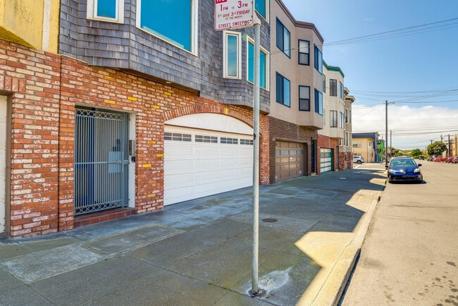 Building Photo - 4631-4633-4633 Irving St