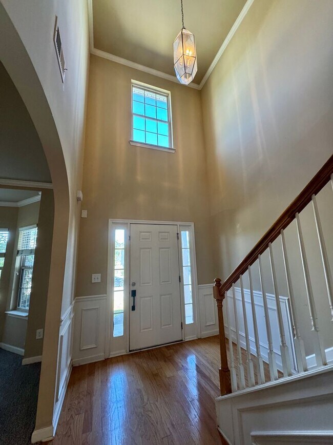 Building Photo - This beautiful 4-bedroom, 2.5-bath home Move-in ready and is waiting for you!