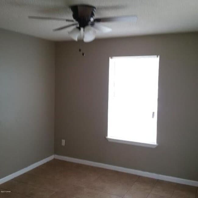 Building Photo - 2 bedroom 2 bath duplex, walking distance ...
