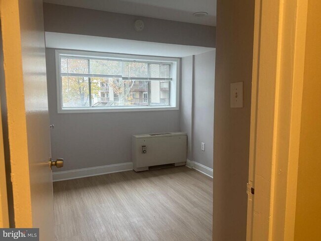 Building Photo - 10320 Westlake Dr