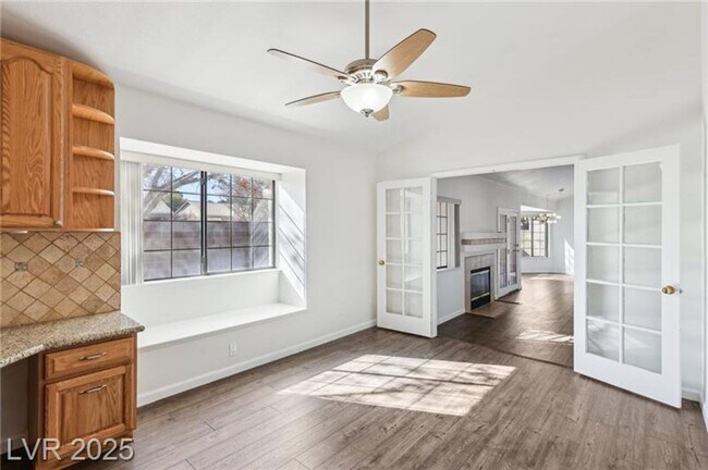 Building Photo - SPACIOUS 3BEDROOM SINGLE STORY TOWNHOME IN...