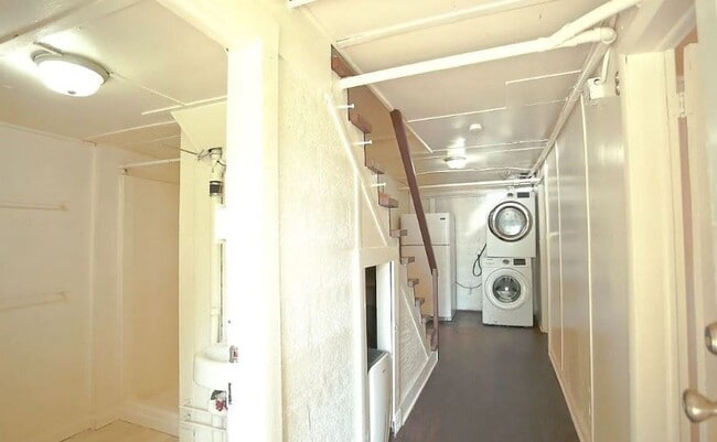 Building Photo - 2026-2027 School Year / 8 Bdrm / 3 Bath St...