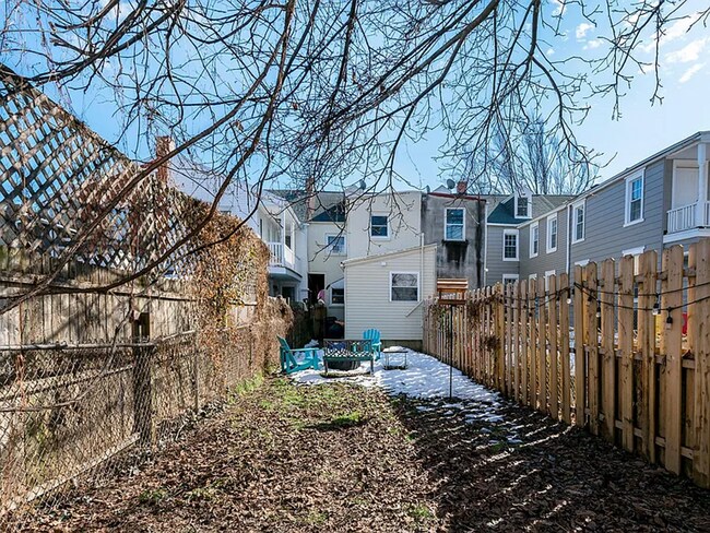 Building Photo - Updated 4 Bed 2 Bath Townhouse in Lancaster City!