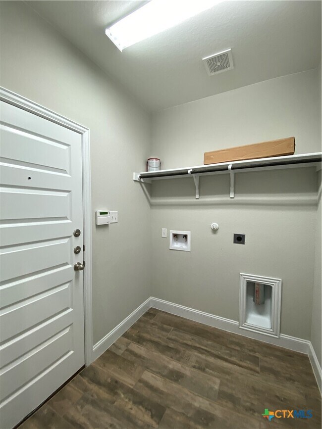 Building Photo - 1331 Hillsong St