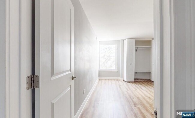 Building Photo - 462 River Rd