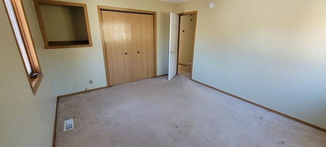 Building Photo - Large Cul-de-sac Home