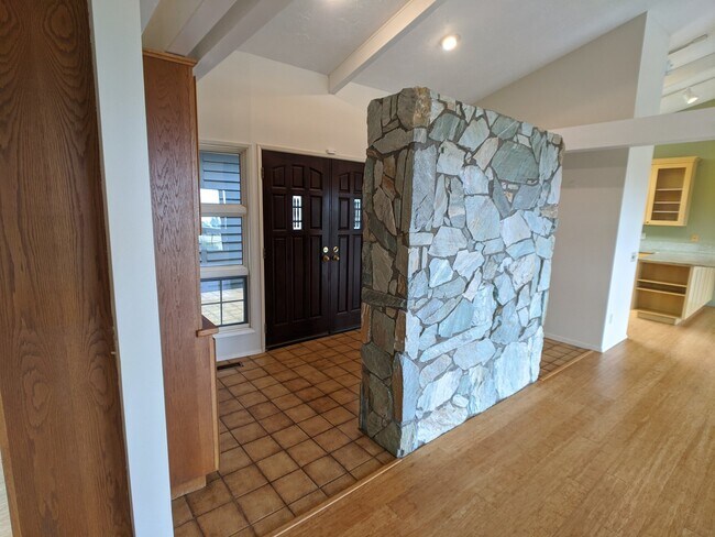 Building Photo - 3 bed 3 bath on 4.8 acres w/ beautiful wat...