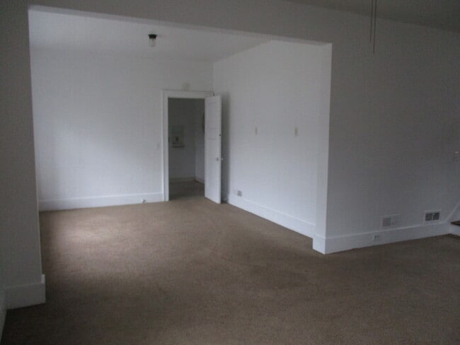 Building Photo - 4 Bedroom, 2 Bath house.