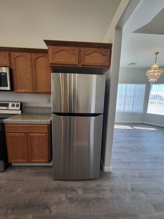 Building Photo - GOLDEN SPRINGS RANCH U8 - W. Betty Avenue