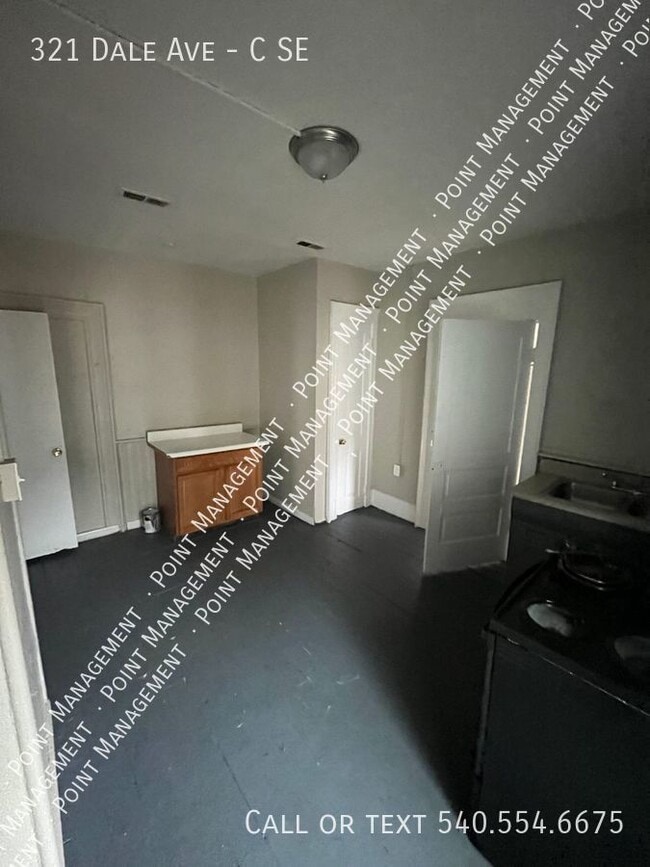 Building Photo - Upstairs 2 Bed 1 Bth Apt Close to Downtown...