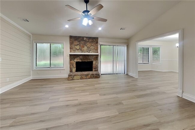 Building Photo - 1110 Lake Dr