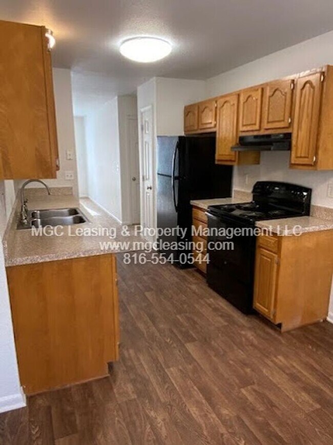 Building Photo - Everyday Comfort in Creekwood Park Townhom...