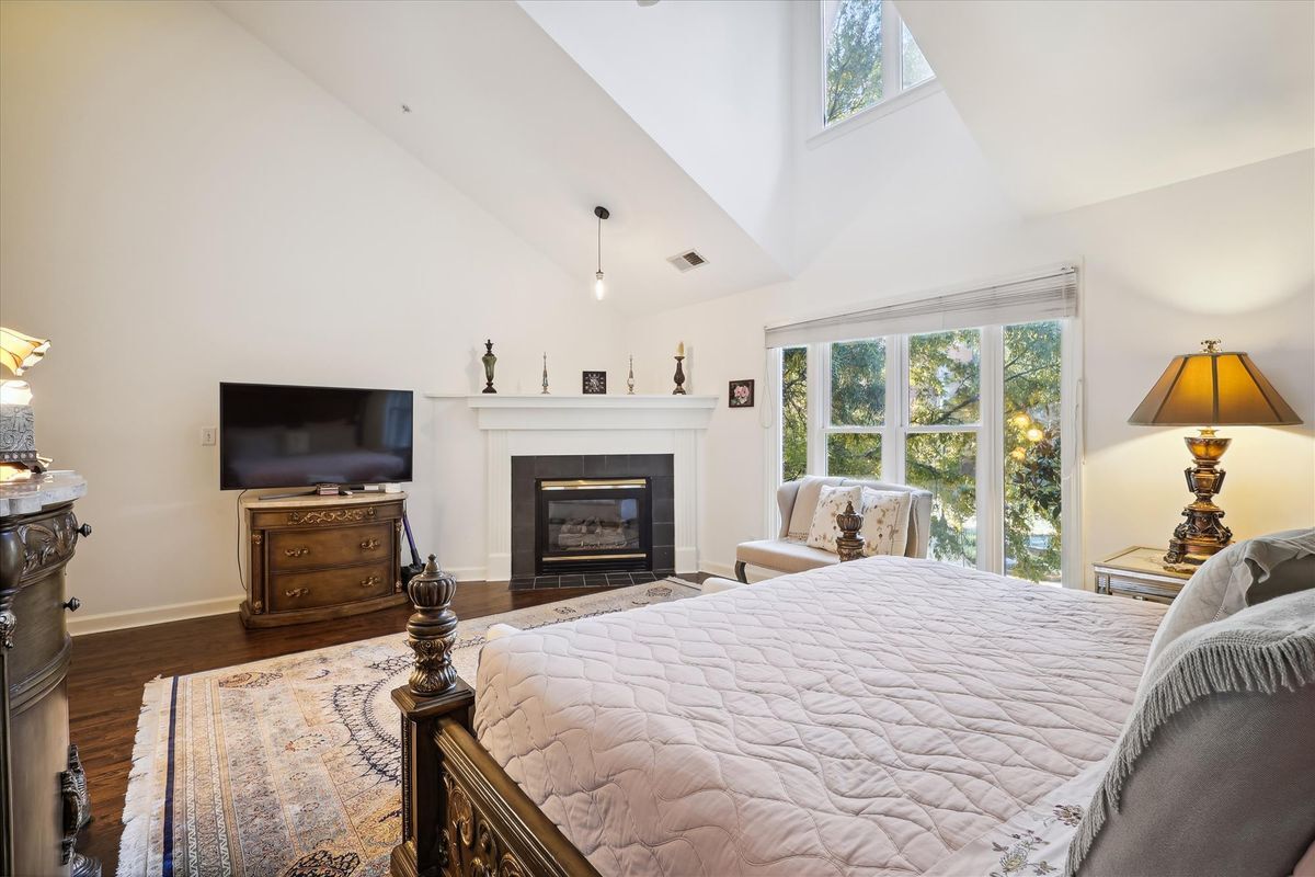 Building Photo - 337 W 7th St