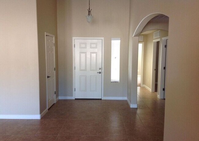 Building Photo - Bright & Airy 4-Bedroom in Willow Ridge Co...