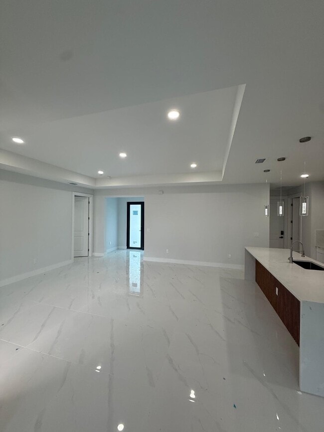 Building Photo - 1420 Poinsettia Ave