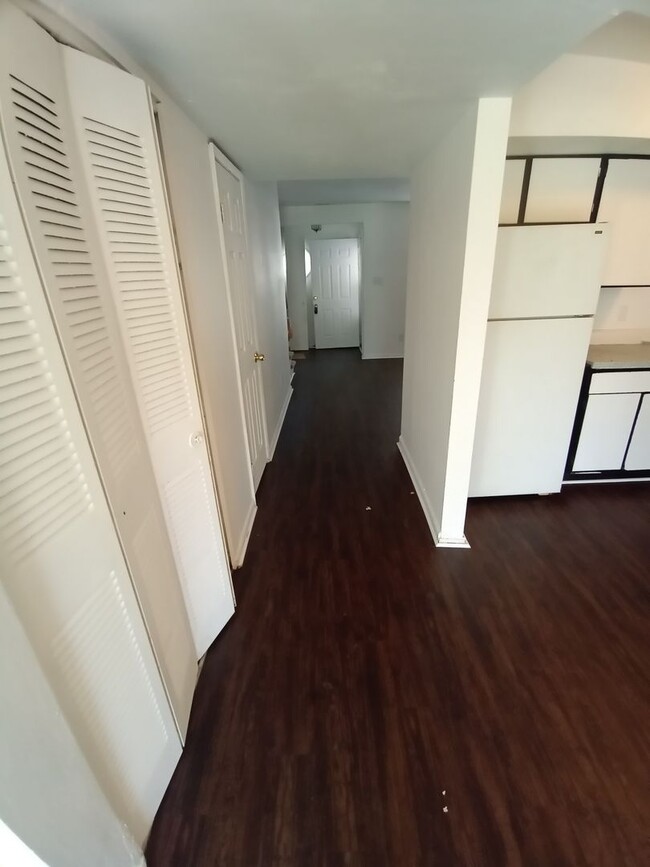 Building Photo - 3 bedroom, 1.5 bathroom Townhouse in Virgi...