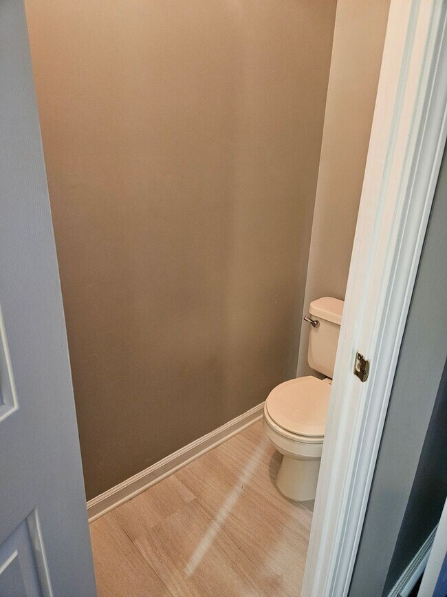 Building Photo - Available Now! MOVE IN SPECIAL HALF OFF FI...