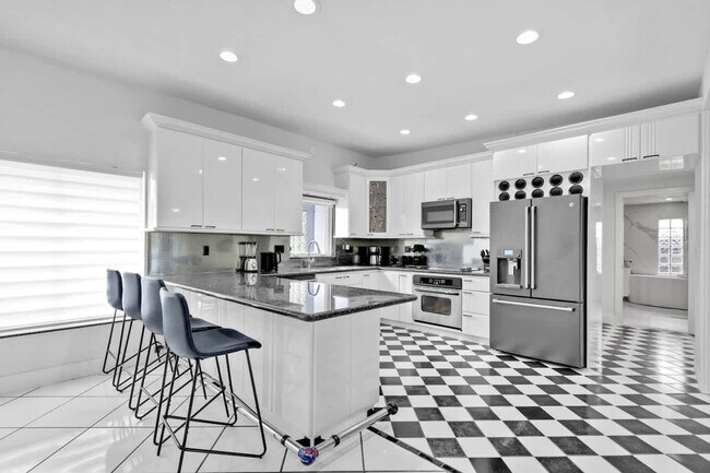 Building Photo - 1712 NE 18th Ave