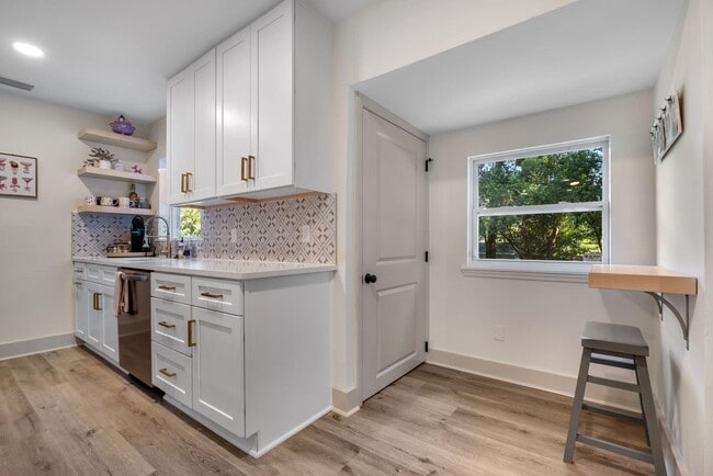 Building Photo - 2412 Surrey St